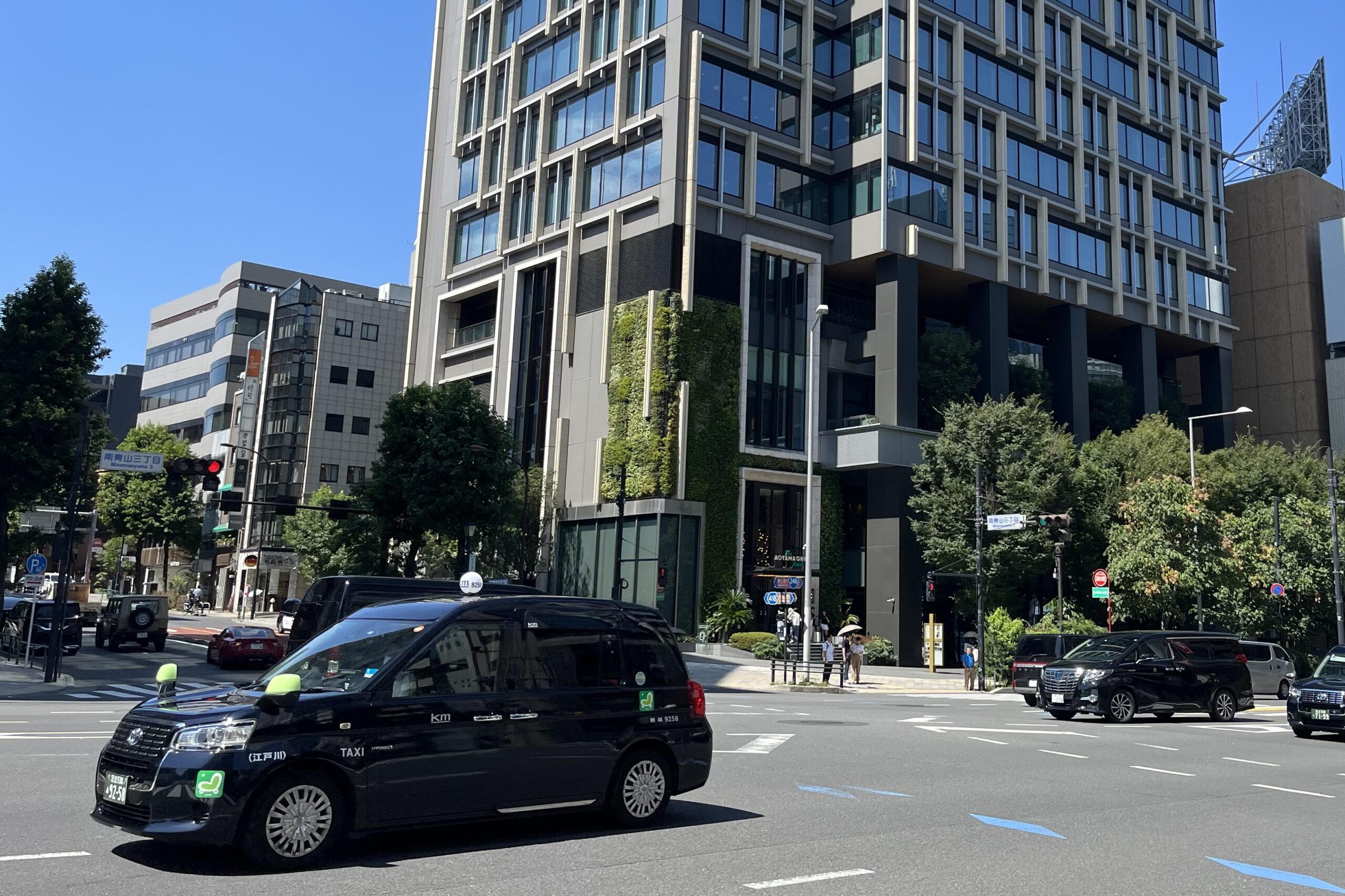 Tokyo street and taxi – Ubigi eSIM for Japan